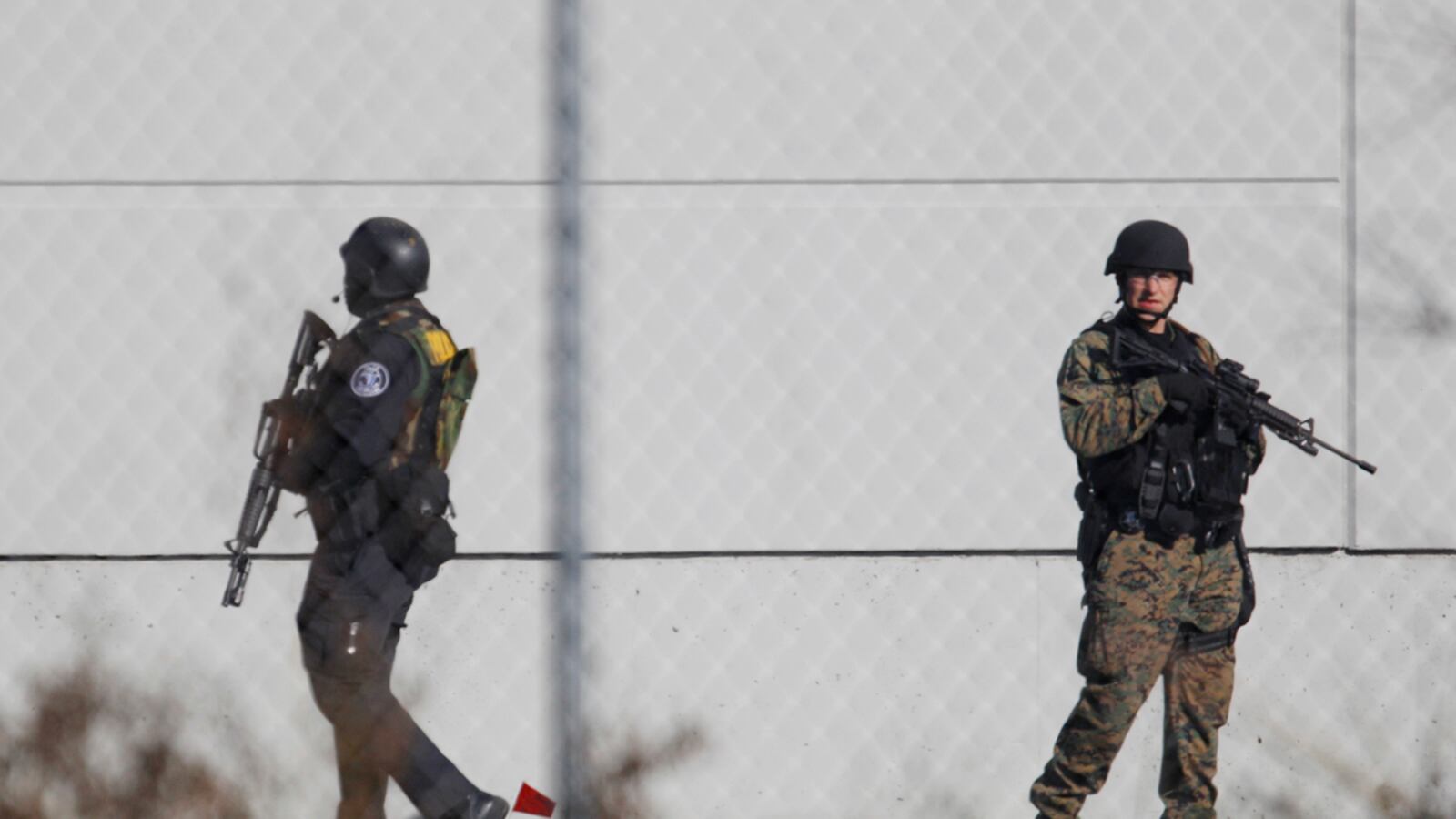 cheats/2011/11/17/chicago-gunman-kills-self-at-fedex/fed-ex-gunman-suicide-cs_rcxsv1