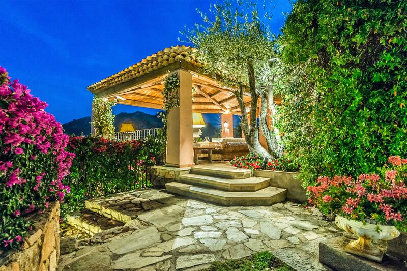 galleries/2014/10/18/omg-i-want-this-house-porto-cervo-italy/141014-omg-villa-forte-porto-02_kzaepy