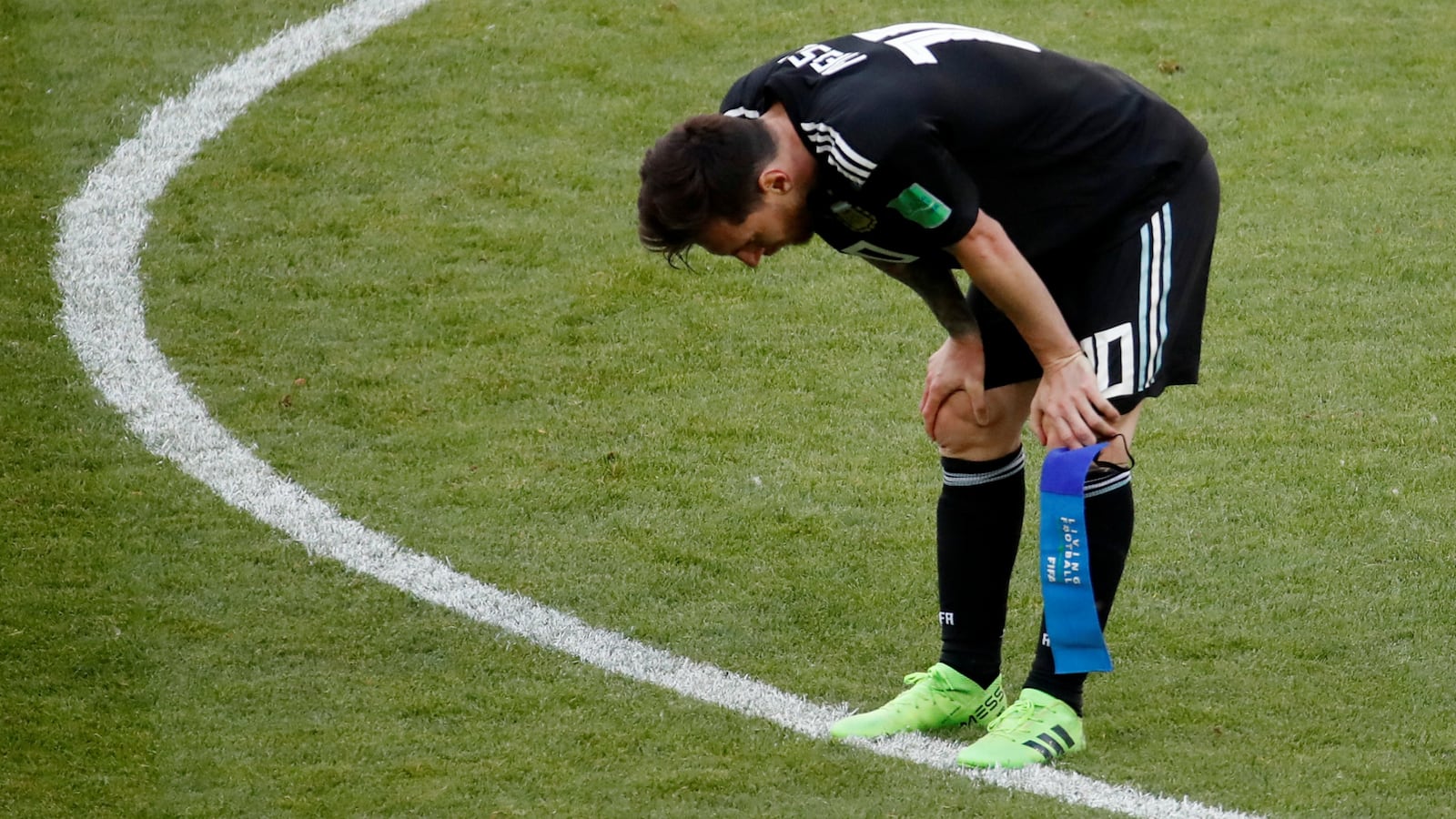 180616-messi-iceland-missed-penalty-cheat_lijymb