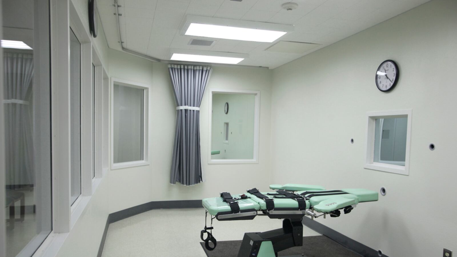 articles/2012/11/09/death-penalty-survives-in-california-but-three-strikes-law-cut-back/dow-calif-prop34-tease-embed_p54yx4