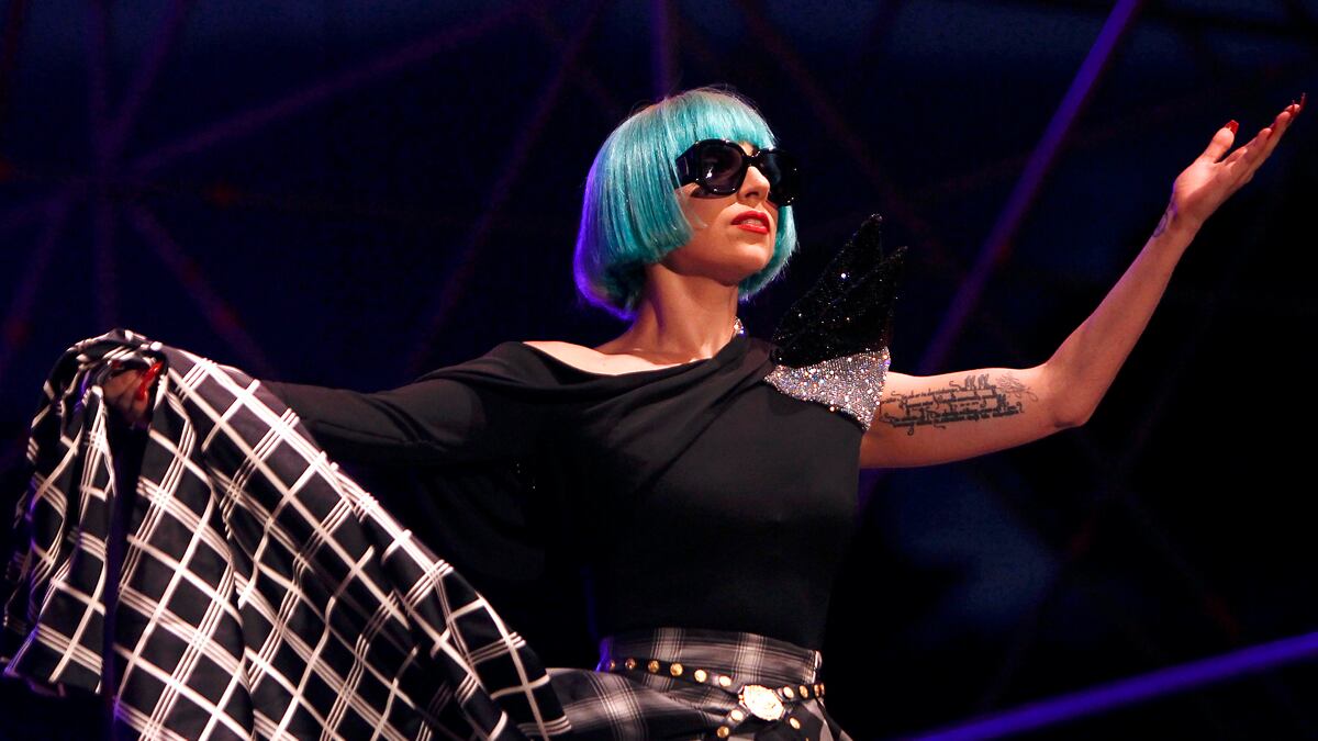 articles/2011/06/12/lady-gaga-angers-the-pope/lady-gaga-rome-nadeau_lyqpte