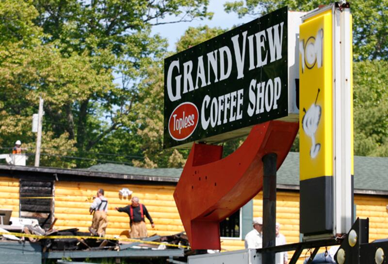 galleries/2010/03/25/nudism-scandals/nudity---topless-coffee-shop_izckfk