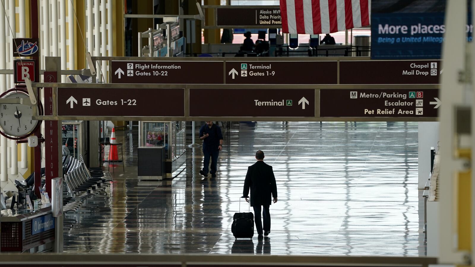 2020-06-02T151312Z_915305215_RC231H9P7LLY_RTRMADP_3_HEALTH-CORONAVIRUS-AIRLINES-AIRPORTS_quave1