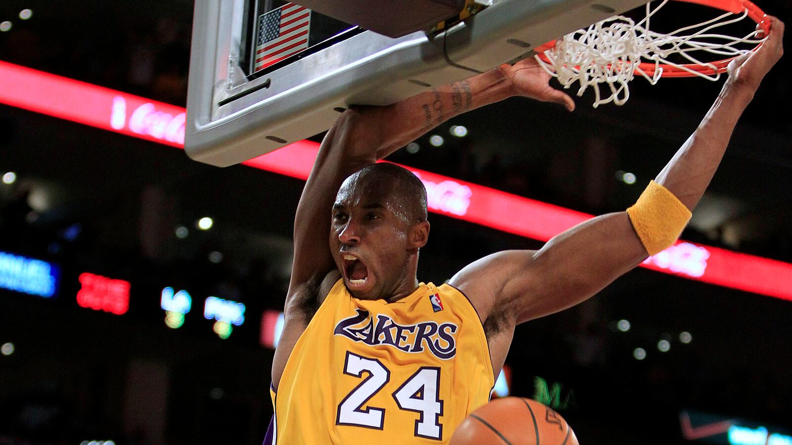 articles/2015/11/30/no-one-s-had-balls-like-kobe-bryant/151130-jones-kobe-tease_worlag