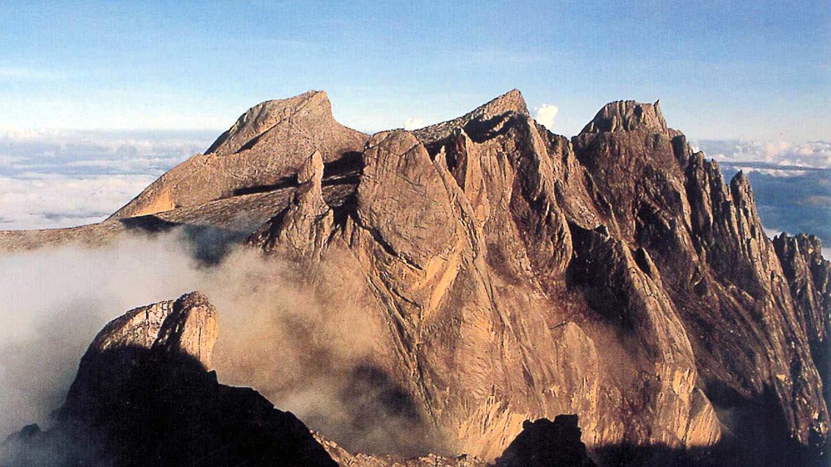 cheats/2015/06/12/naked-tourists-released-in-malaysia/150612-Kinabalu-cheat_czn98n