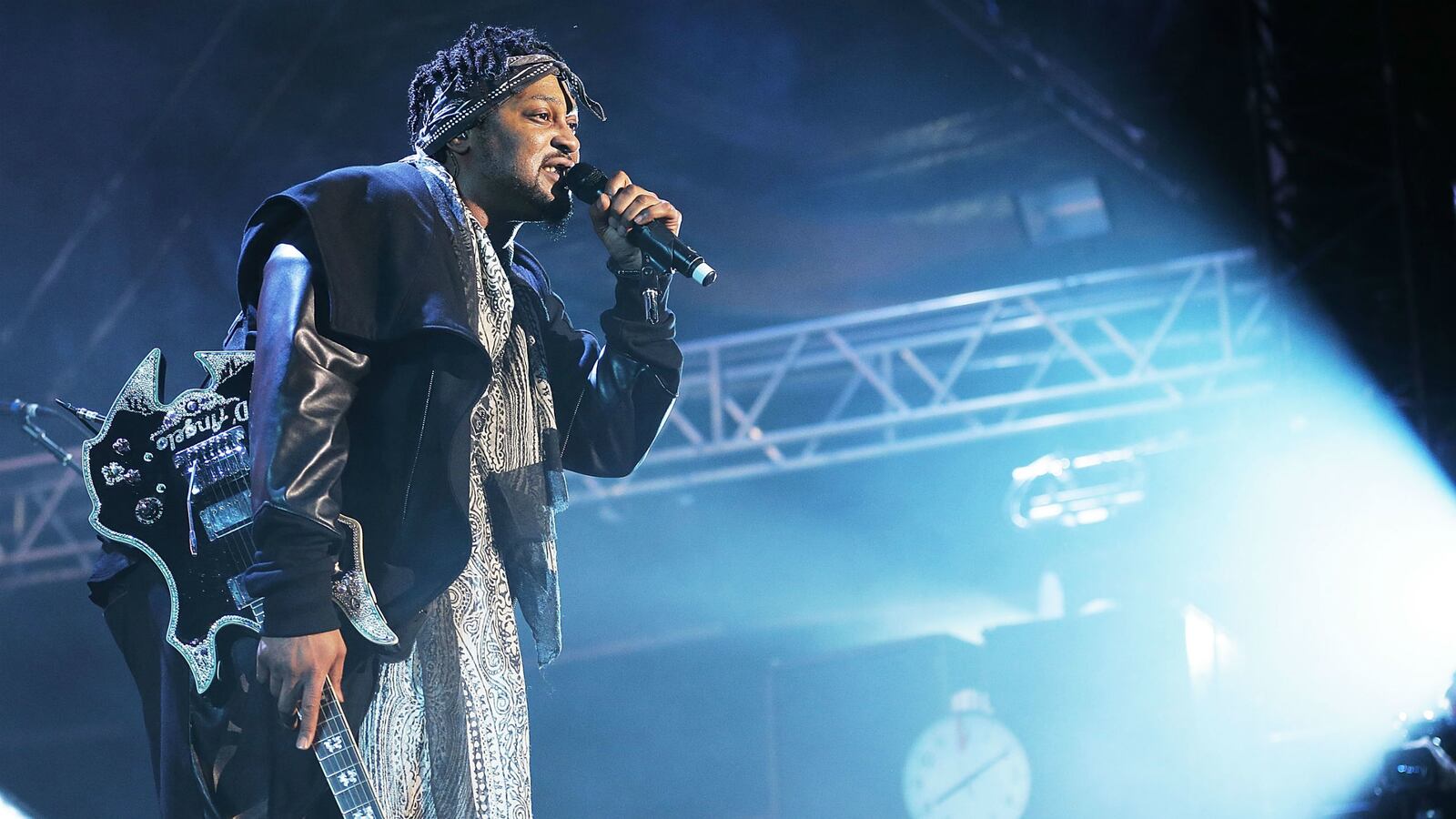 cheats/2014/12/14/d-angelo-releases-sugah-daddy-track/141214-dangelo-cheat_iq9lpl