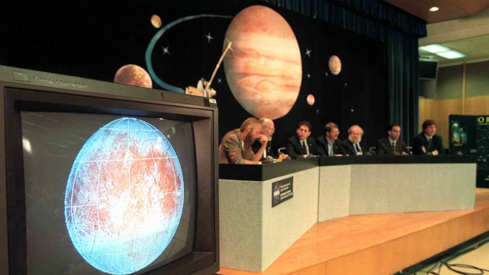 videos/2016/05/27/why-nasa-is-obsessed-with-europa-jupiter-s-watery-moon/160527-Place-nasa-jupter-moon-europa-Tease_kx5ic4