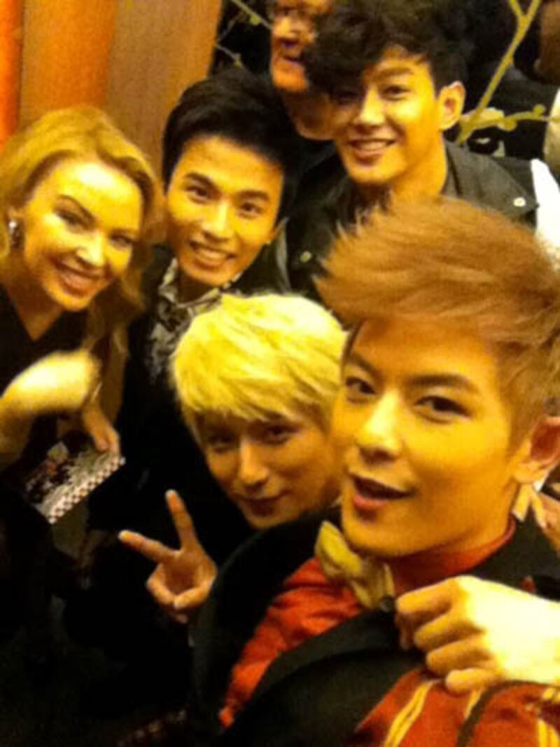 galleries/2011/12/11/adele-kylie-jenner-and-more-celebrity-twitter-photos/celebrity-twitpics-minogue_uvlhjm