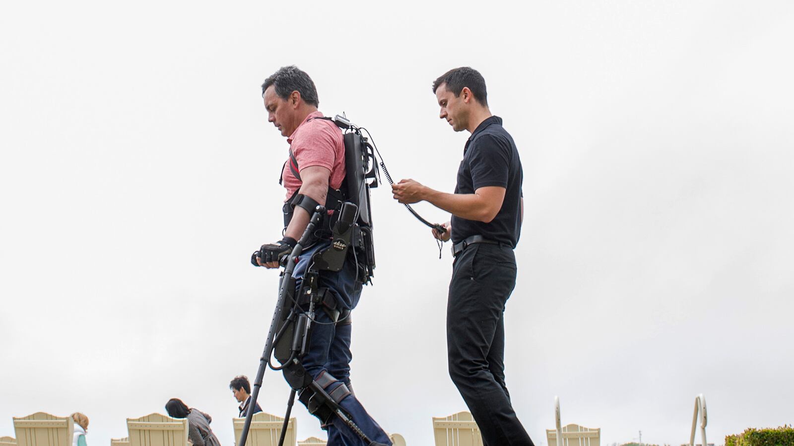 articles/2014/06/29/the-bionic-exoskeleton-helping-paraplegics-walk/140627-veeravagu-exo-tease_iuroin