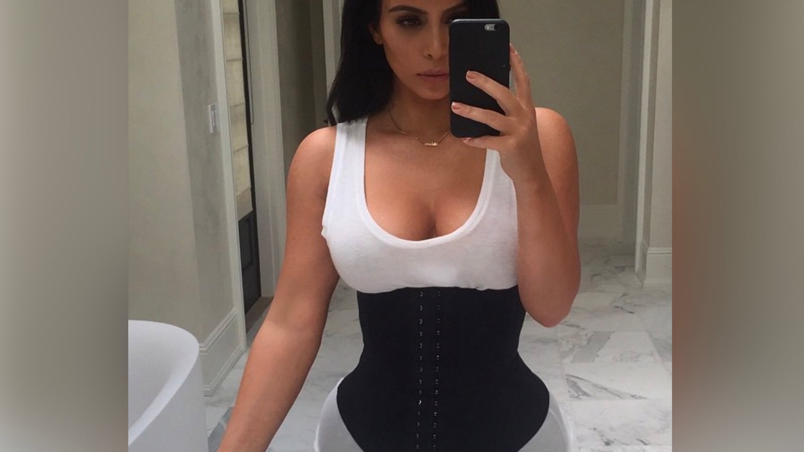 articles/2016/04/16/waist-training-instagram-s-biggest-workout-fad-is-bulls-t/160415-waist-kim-kardashian-tease_owlwvy