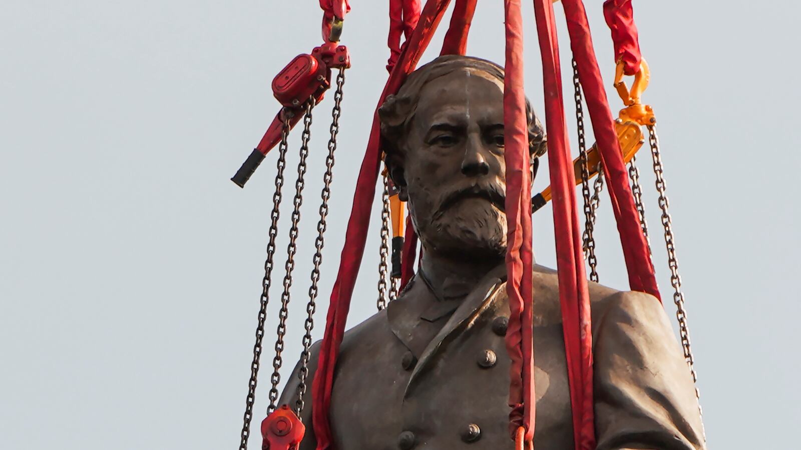 2021-09-08T235942Z_772464976_RC2PLP9V4OYV_RTRMADP_3_USA-RACE-VIRGINA-STATUE_i58vxe