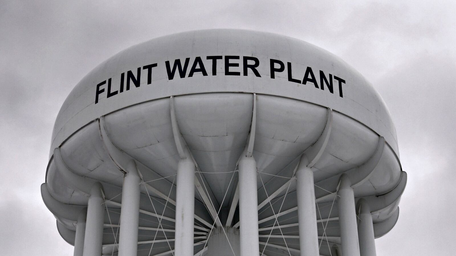cheats/2017/01/31/flint-residents-seek-700-million-from-epa/170131-flint-water-epa-lawsuit-cheat_rvhsjl