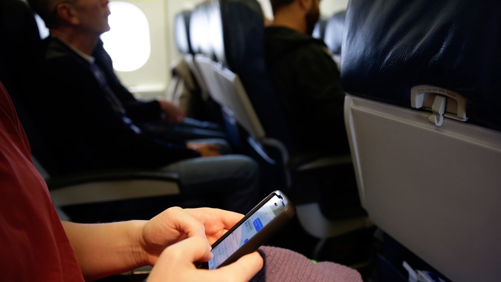 cheats/2013/12/12/should-in-flight-calls-be-allowed/131212-phone-airplane-cheat_cgmuij