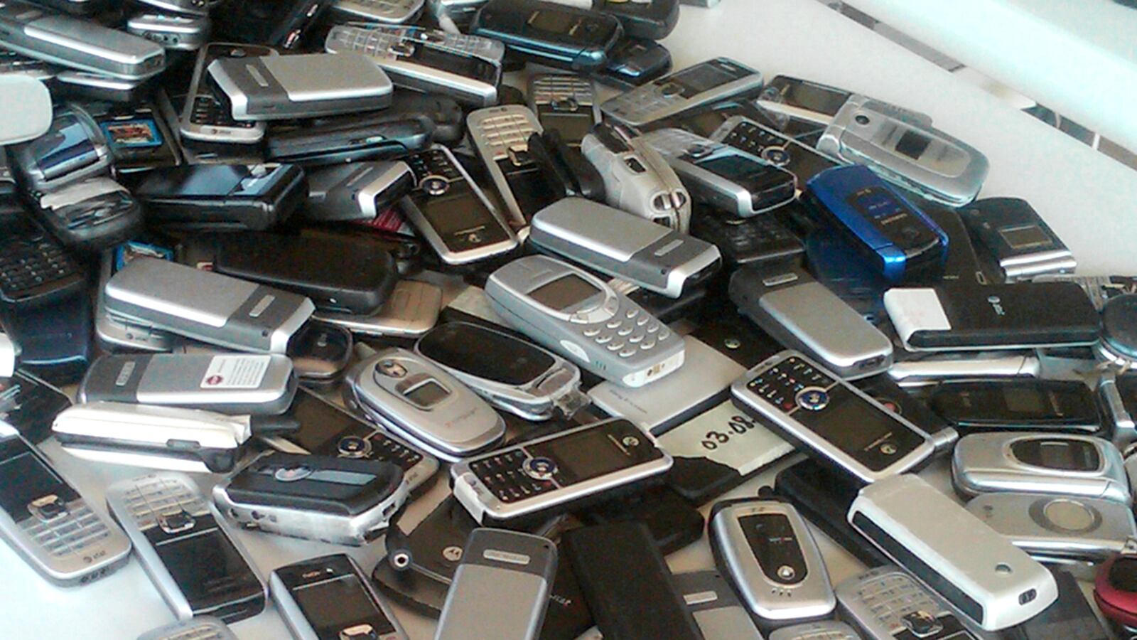 articles/2011/10/16/smartphones-in-prison-new-contraband-allows-inmates-to-make-money/prison-smart-phones-mckinley_iprwrh