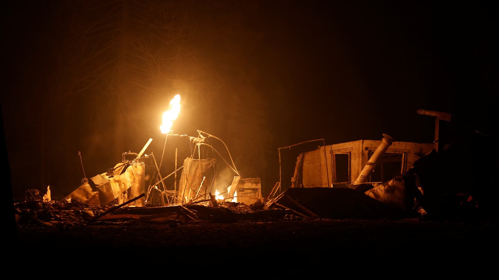 2021-08-18T052524Z_680533397_RC2G7P92ZCFK_RTRMADP_3_USA-WILDFIRES_pohutx