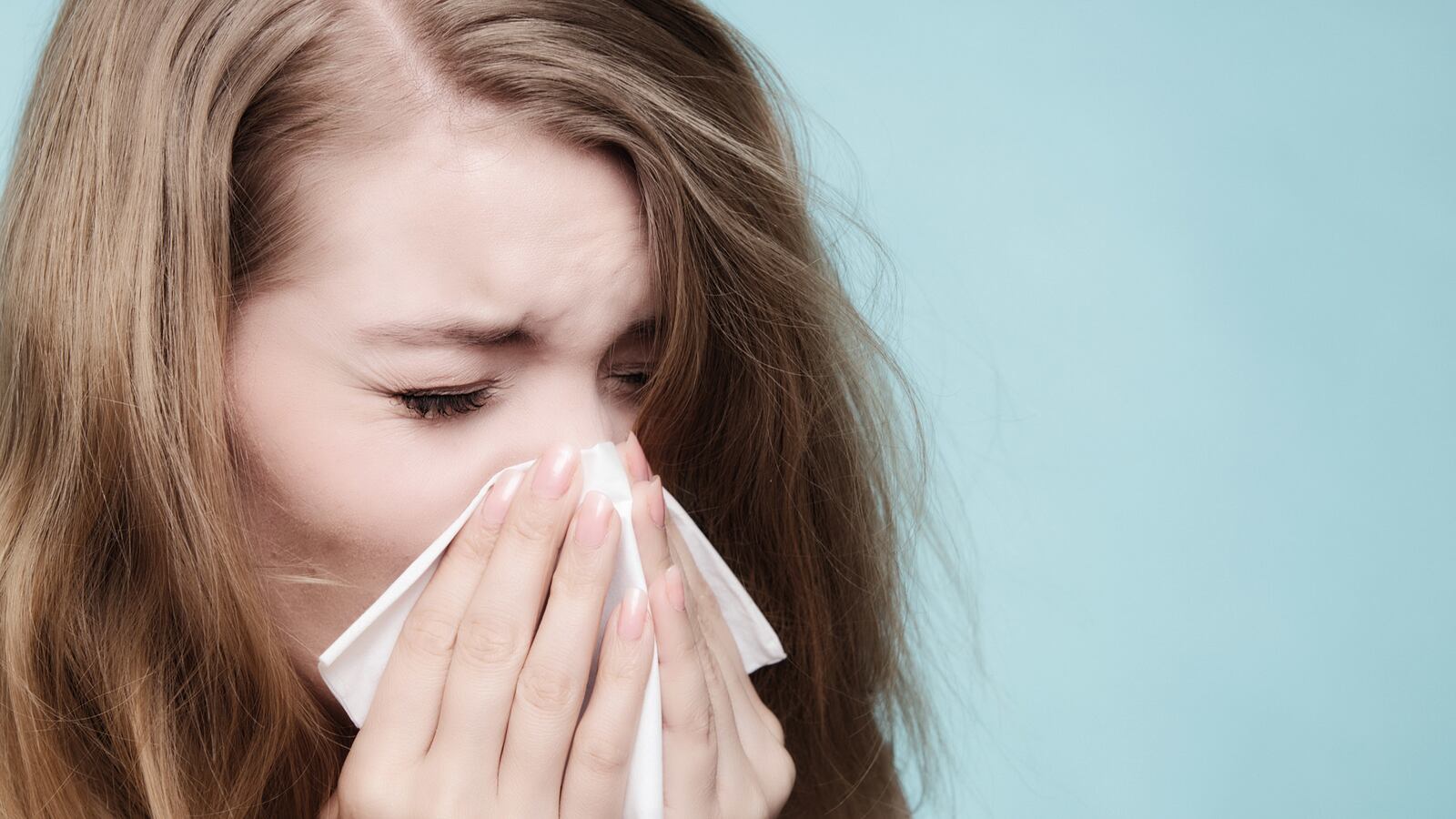 articles/2016/05/04/do-i-have-a-cold-or-allergies-6-telltale-signs/160404-dailyburn-allergies-tease_quyt3b