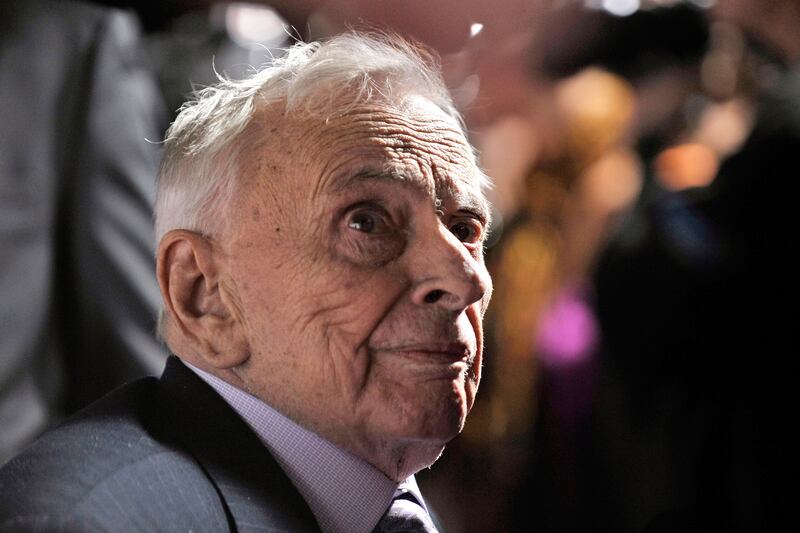 galleries/2012/12/28/whitney-houston-tony-scott-more-celebrities-who-died-in-2012-photos/celebrity-deaths-2012-gore-vidal_hb8thd