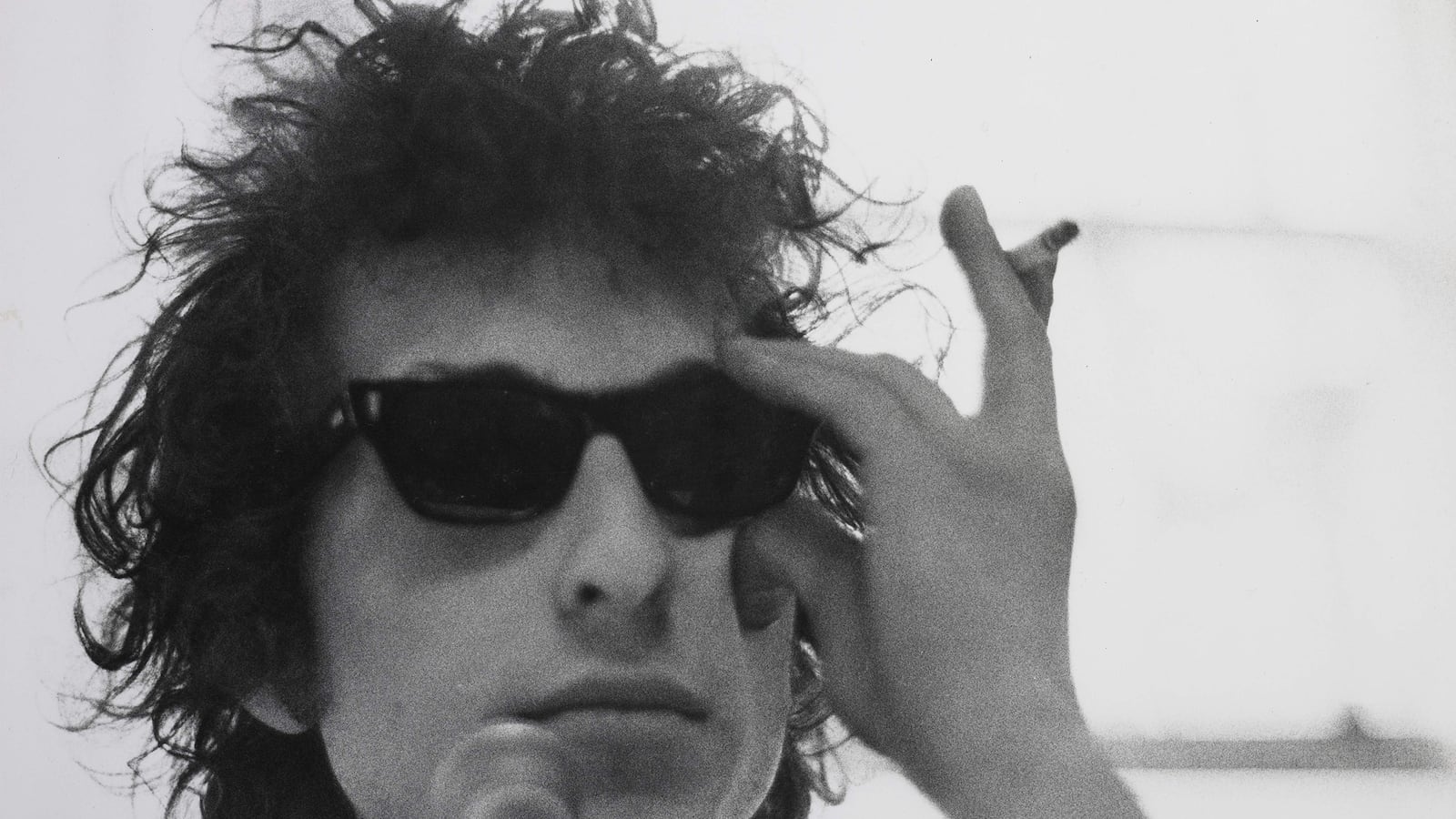 articles/2015/11/02/how-bob-dylan-brought-it-all-back-home/151101-jones-dylan-bootleg-tease_onplgz