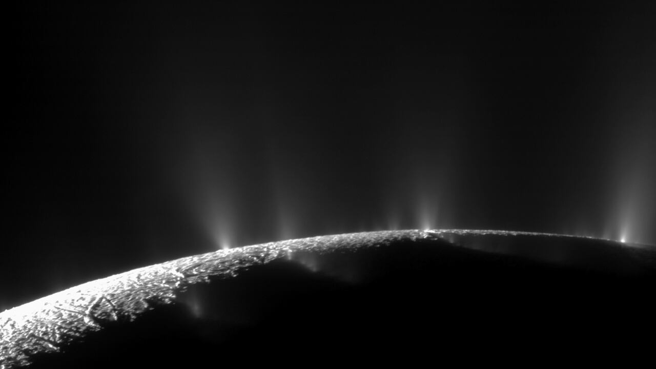 Enceladus_plumes-16x9-rotated-180_wr1xvf