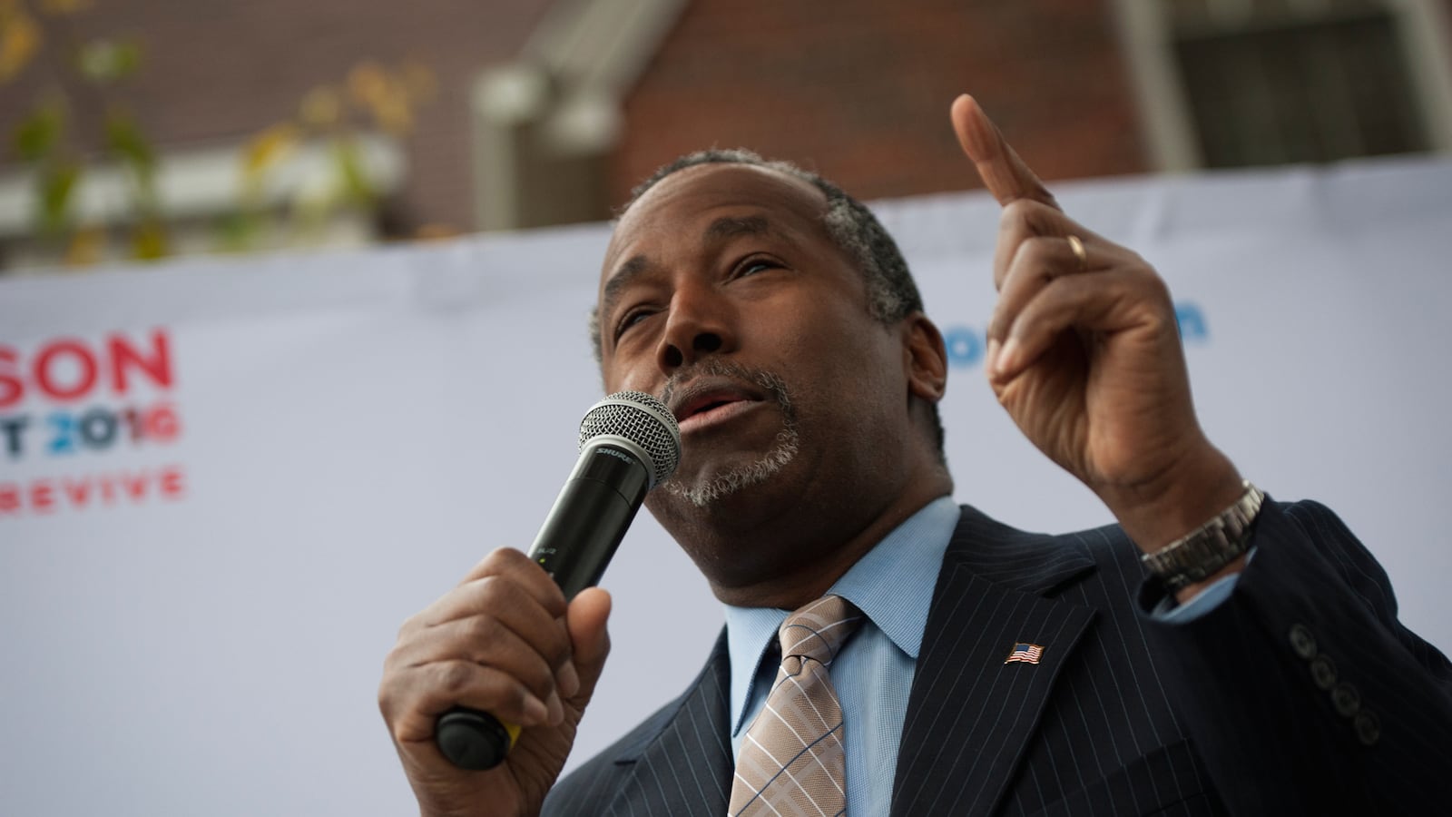 cheats/2015/11/01/ben-carson-wants-debates-to-go-online/151101-carson-cheat_zu7ybu