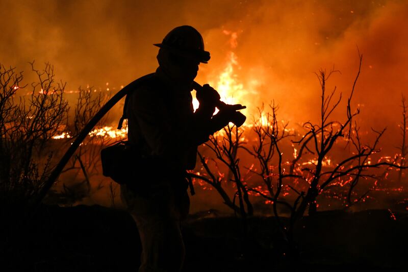 galleries/2016/07/25/gigantic-wildfire-rages-near-los-angeles-photos/160724-california-wildfire-photo-2_isjnoh