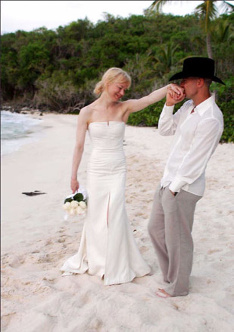 galleries/2010/01/05/secret-celebrity-weddings/secret-celeb-weddings---zellweger-and-chesney_axyohf