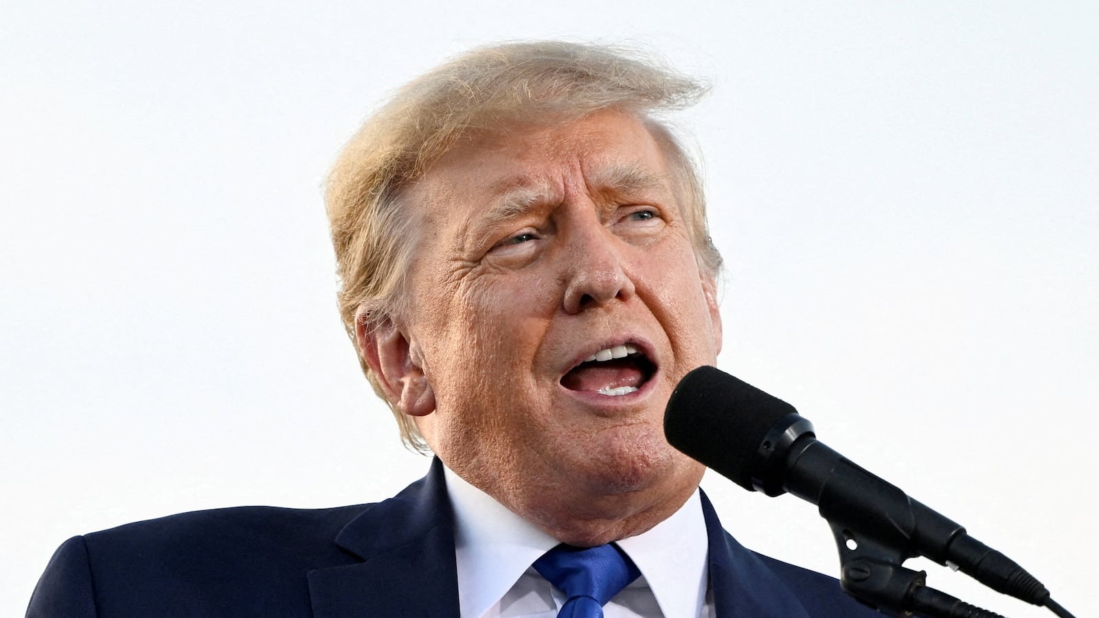 2022-04-29T172337Z_1272622752_RC2BTT9RQGEI_RTRMADP_3_USA-TRUMP-NEW-YORK_offdts