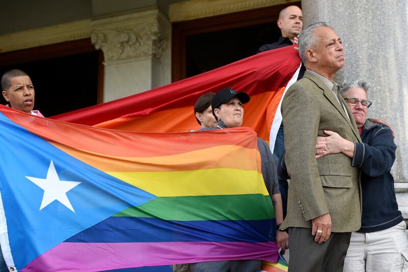 galleries/2016/06/13/mourning-orlando-s-mass-lgbt-murder/160613-orlando-memorials-08_c4t7oe