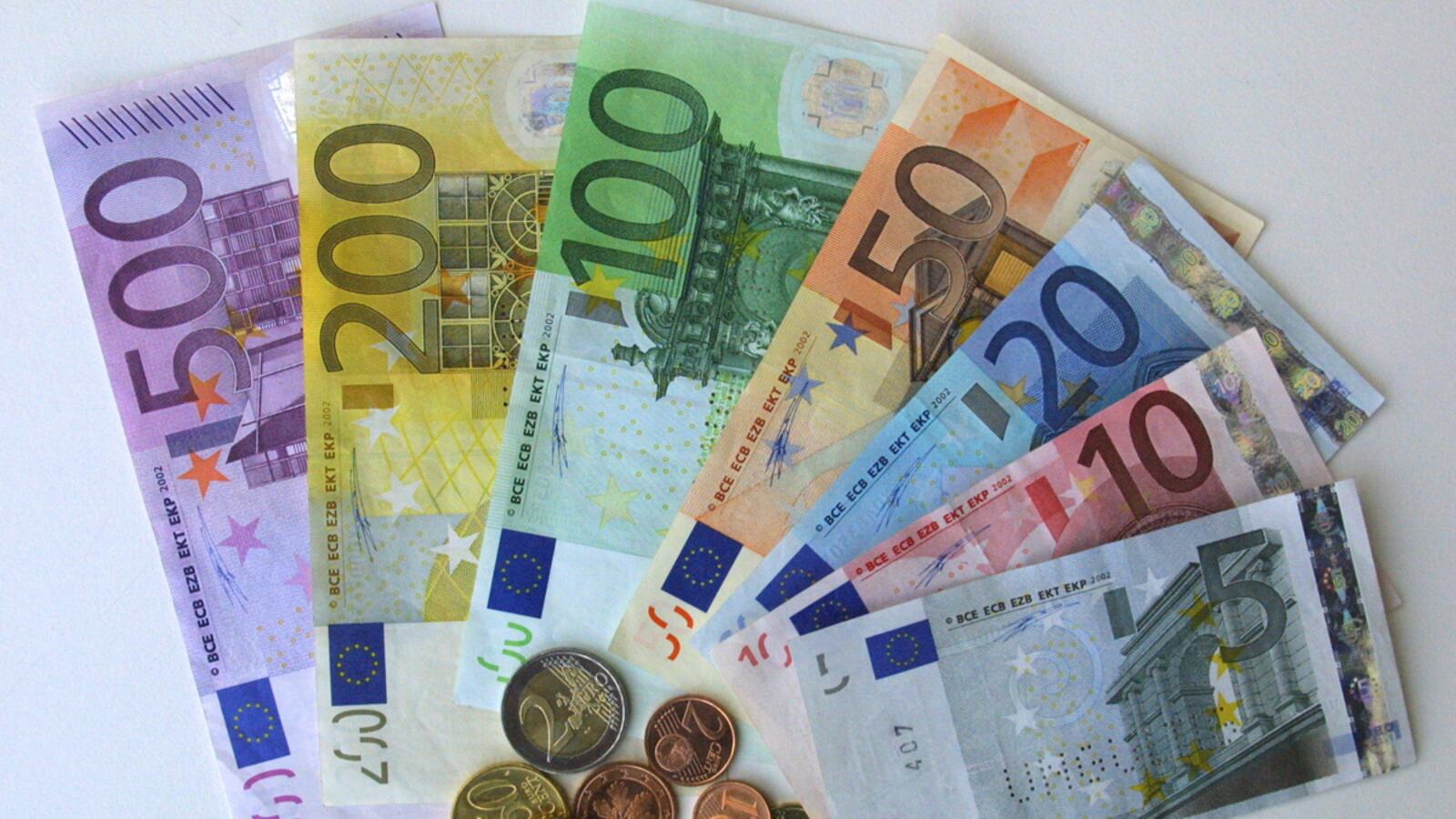 cheats/2011/08/16/europe-s-economy-stagnates/euro-currency-cheat_eitzky