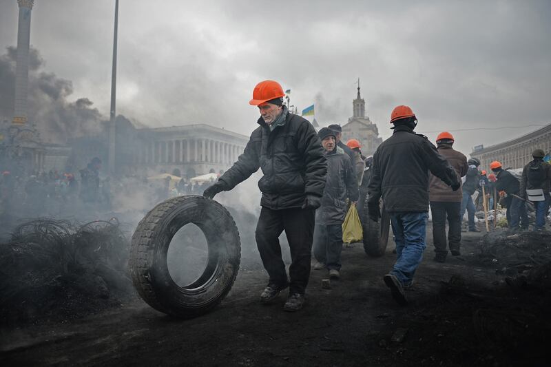 galleries/2014/02/18/an-all-out-battle-erupts-in-ukraine-photos/140220-ukraine-protest9_tkrjmr