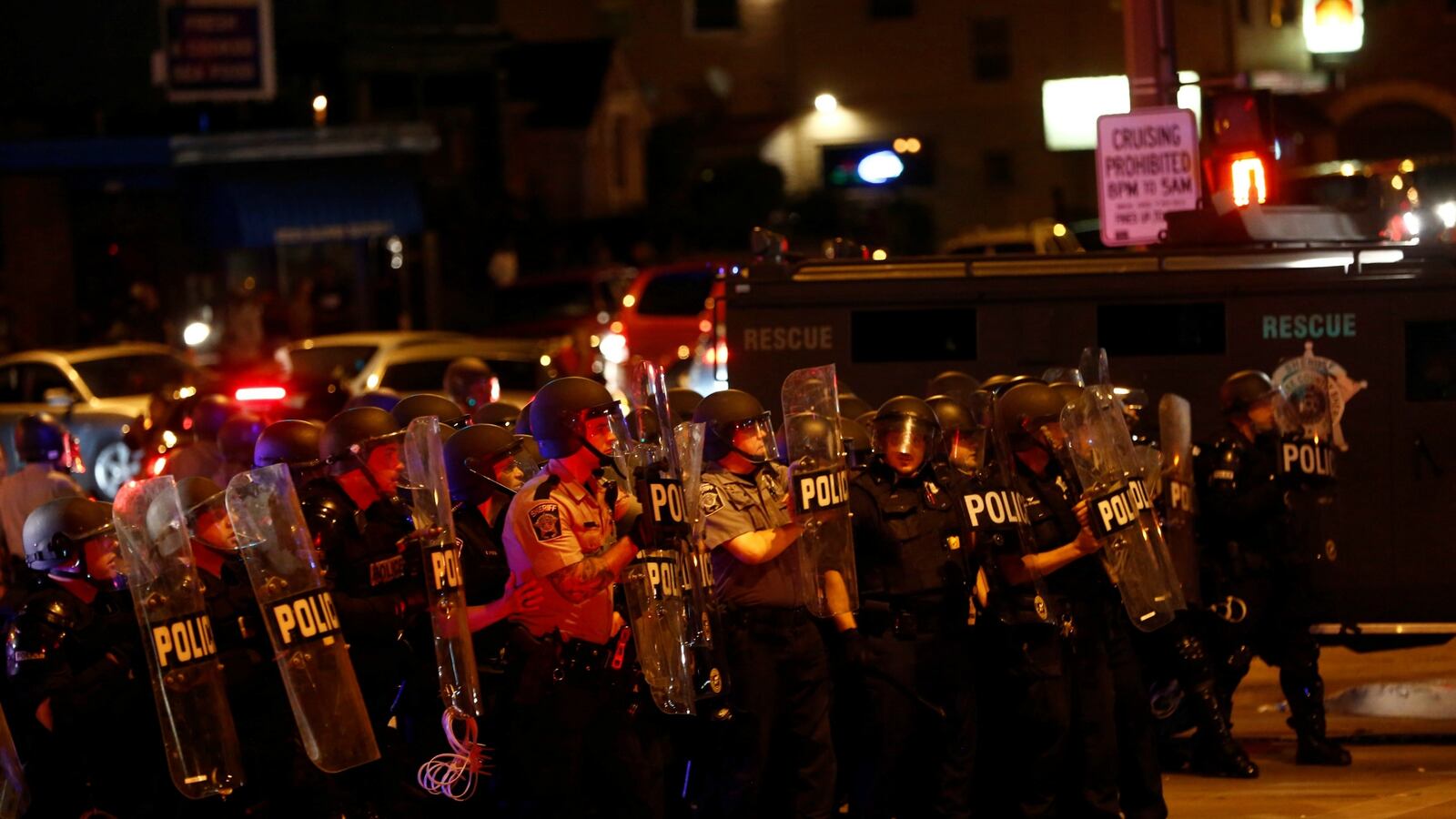 cheats/2016/08/15/one-shot-officer-hurt-in-milwaukee-protests/160815-milwaukee-arrests-cheat_hy1k6w