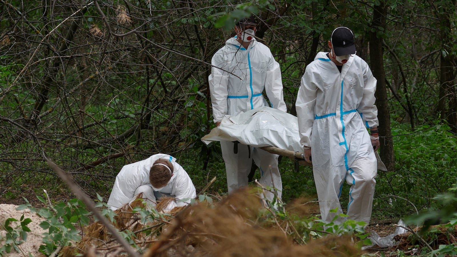 2022-06-13T135828Z_154789874_RC2XQU9ZS67E_RTRMADP_3_UKRAINE-CRISIS-EXHUMATION-BUCHA_dwnssn