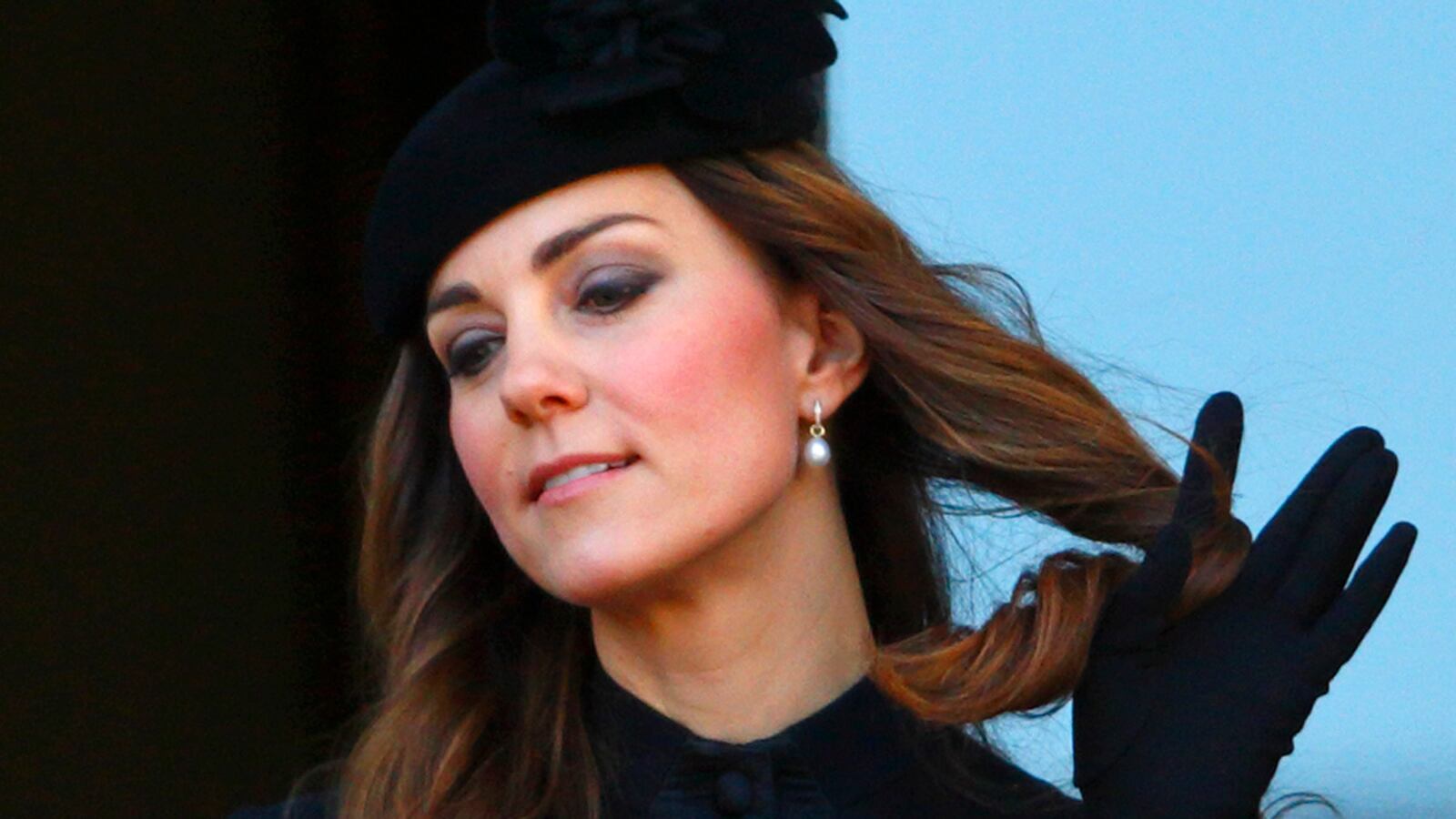 articles/2013/11/11/kate-caught-smiling-and-twirling-her-hair-at-sombre-veteran-s-ceremony/kate-ringlets-tease_qvnl1u