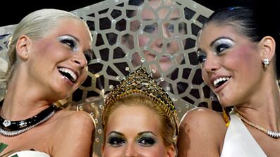 articles/2009/11/08/the-plastic-beauty-pageant/pape-pageant_a0uijd