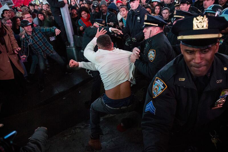 galleries/2014/11/26/day-2-ferguson-protesters-take-to-the-streets-across-the-u-s-photos/141125-ferg-15_pkvt40