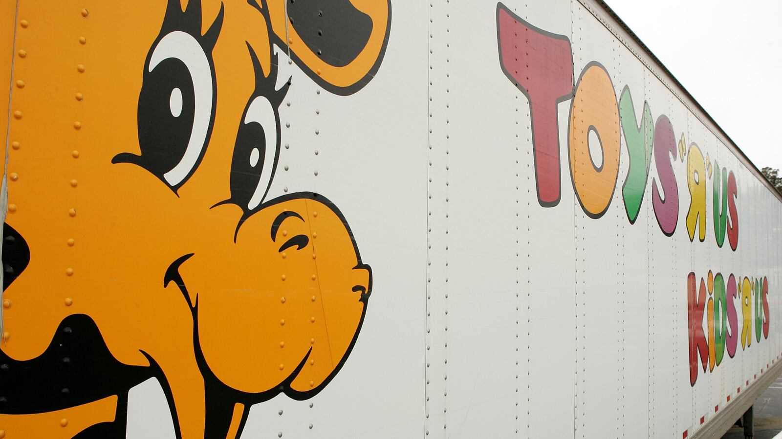Geoffrey the Giraffe is seen on the side of a Toys ‘R’ Us truck.