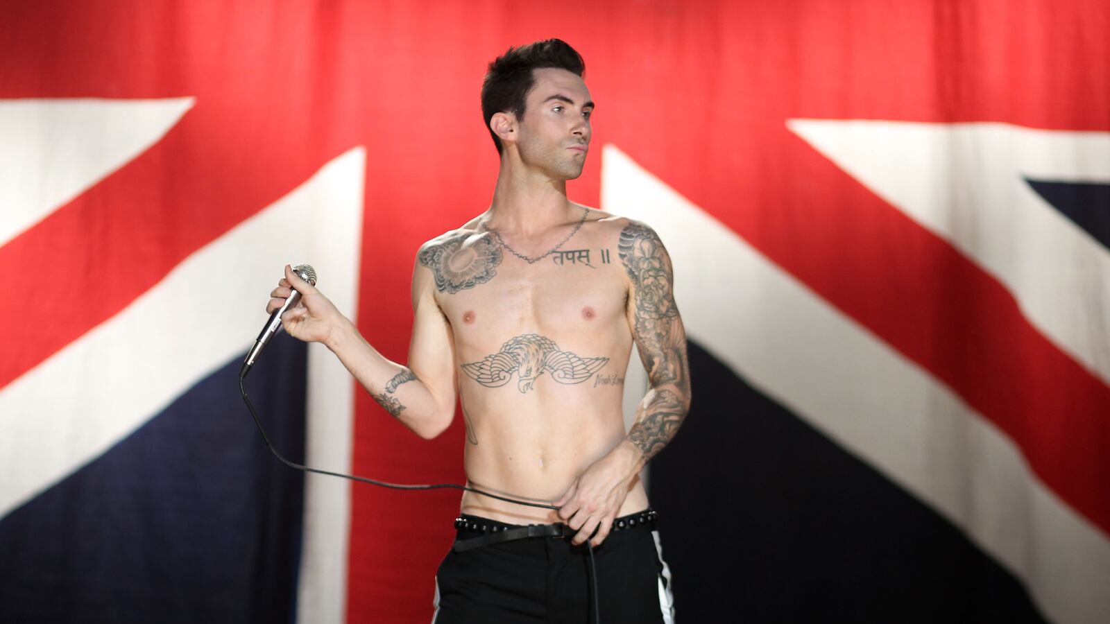 articles/2015/06/01/adam-levine-wants-us-to-look-at-his-perfect-ass/150601-shire-levine-peacock-tease_ogzsju
