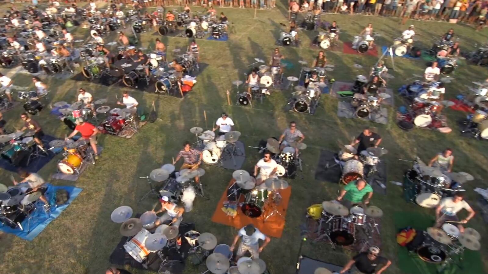 articles/2015/07/30/1000-musicians-serenade-foo-fighters-with-their-own-song/150730-viralvid-foos-tease_vfftrg