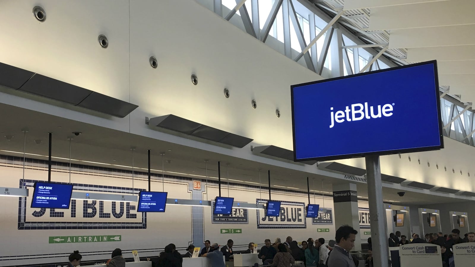 cheats/2016/09/01/jetblue-mixup-sends-children-to-wrong-airports/160901-jetblue-mixup-cheat_cwssok