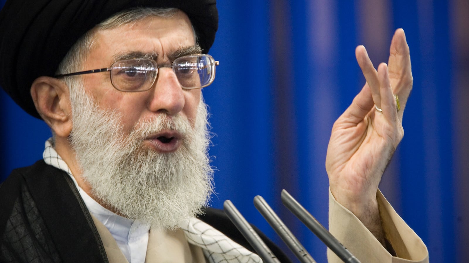 2016-06-03T120000Z_531395606_S1AETHSUNEAB_RTRMADP_3_IRAN-USA-KHAMENEI_sqnes7