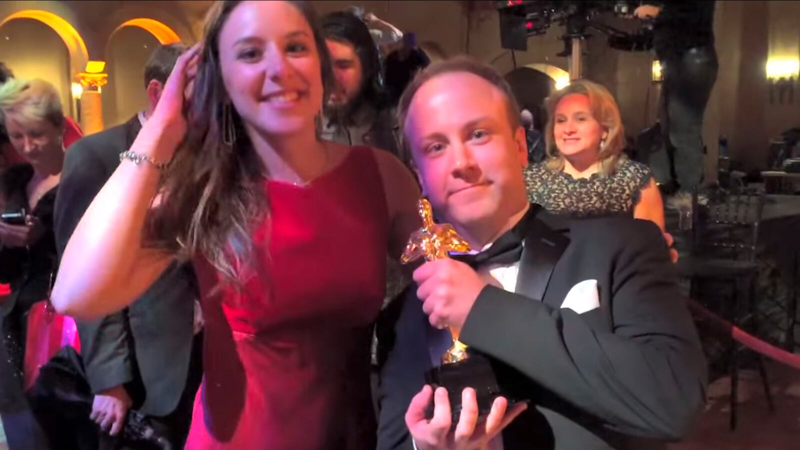 articles/2015/03/04/video-fake-oscar-winner-owns-hollywood-for-a-night/video-fake-oscar-winner-owns-hollywood-for-a-night-image_k0g9bx