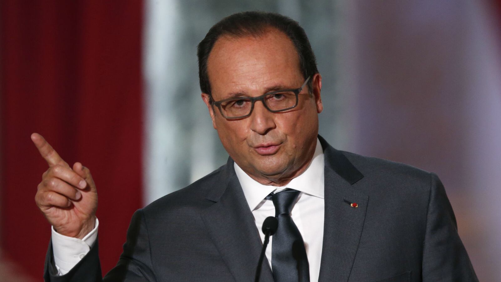 cheats/2015/09/07/france-considers-airstrikes-against-isis/150907-francois-hollande-cheat_ricjxd