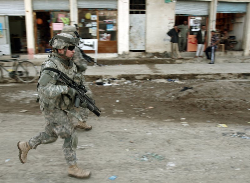 U.S. soldiers patrol in Baquba, in Diyala province some 65 km (40 miles) northeast of Baghdad November 3, 2008.   REUTERS/Goran Tomasevic      (IRAQ)