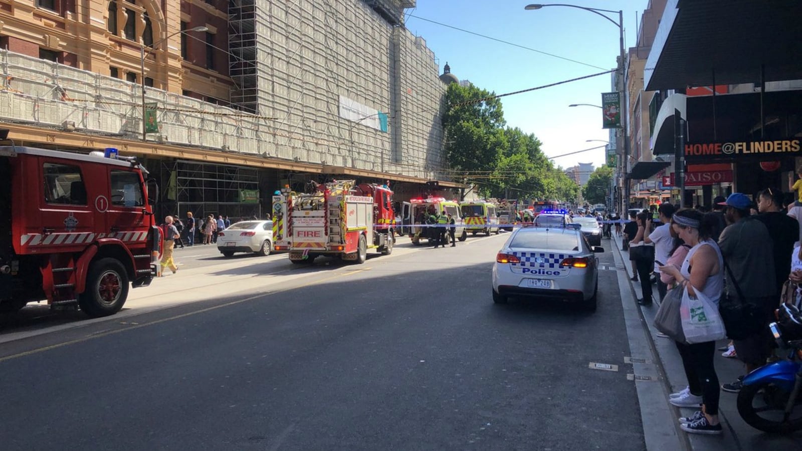 171220-melbourne-car-hits-pedestrians-cheat_v8yd3u