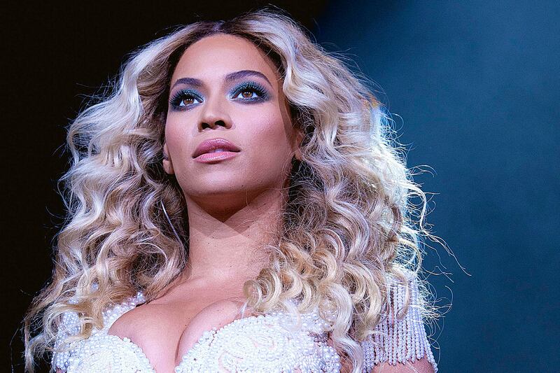 articles/2013/12/19/just-how-huge-was-beyonce-s-album/131213-beyonce-album-cheat_xblelq