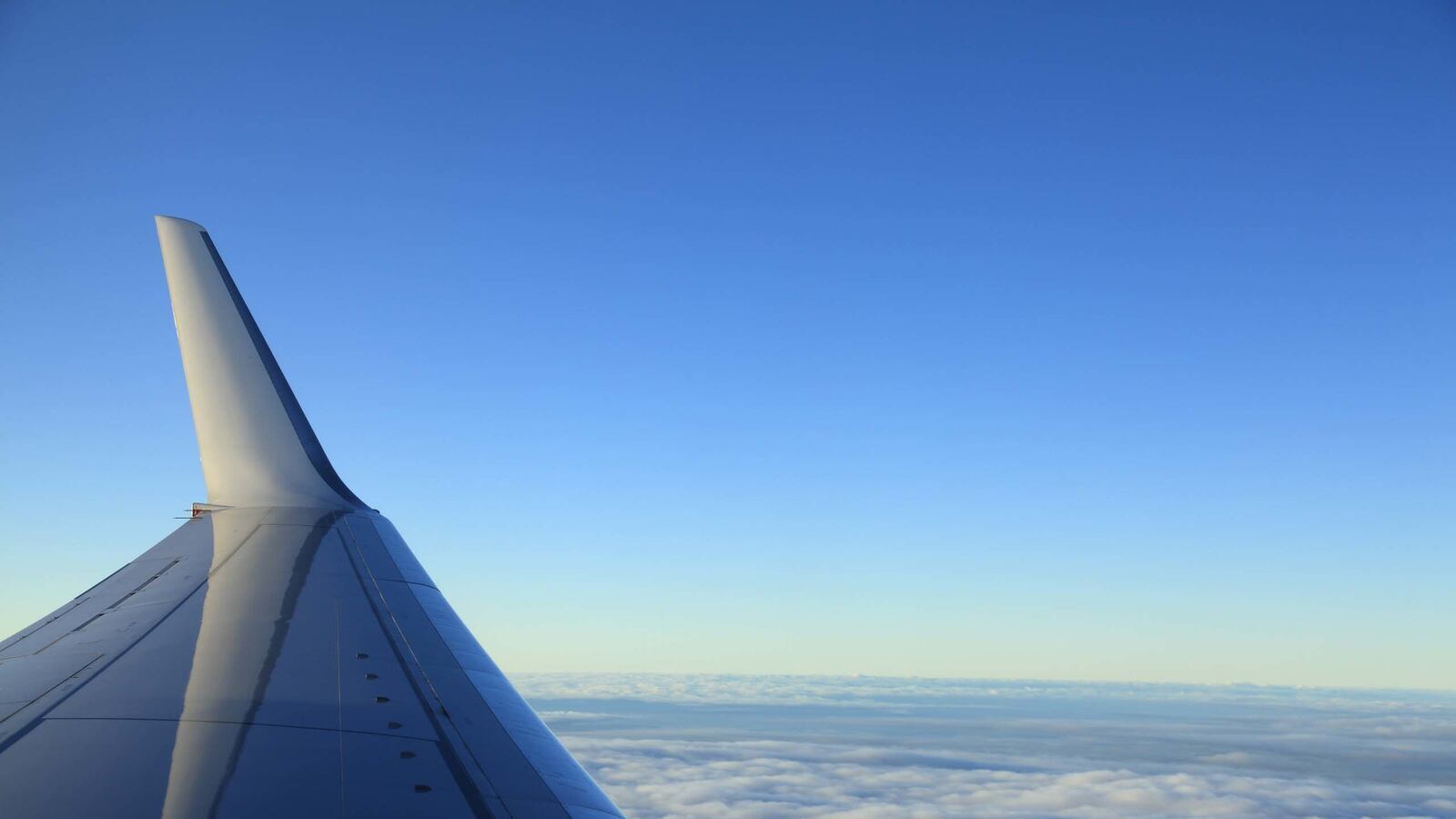 cheats/2014/03/08/cracks-found-in-boeing-plane-wings/140308-airline-cheat_flxguu