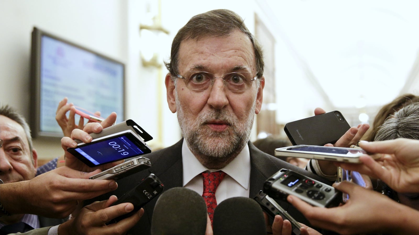 cheats/2015/12/16/spain-s-prime-minister-punched-in-face/151216-rajoy-cheat_wgv8fx