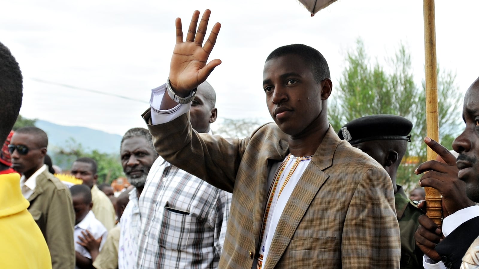 Oyo Nyimba Kabamba Iguru Rukidi IV, (C) the King of the Tooro Kingdom in Uganda waves to the crowd in the western Ugandan town of Fort Portal on April 16, 2010.