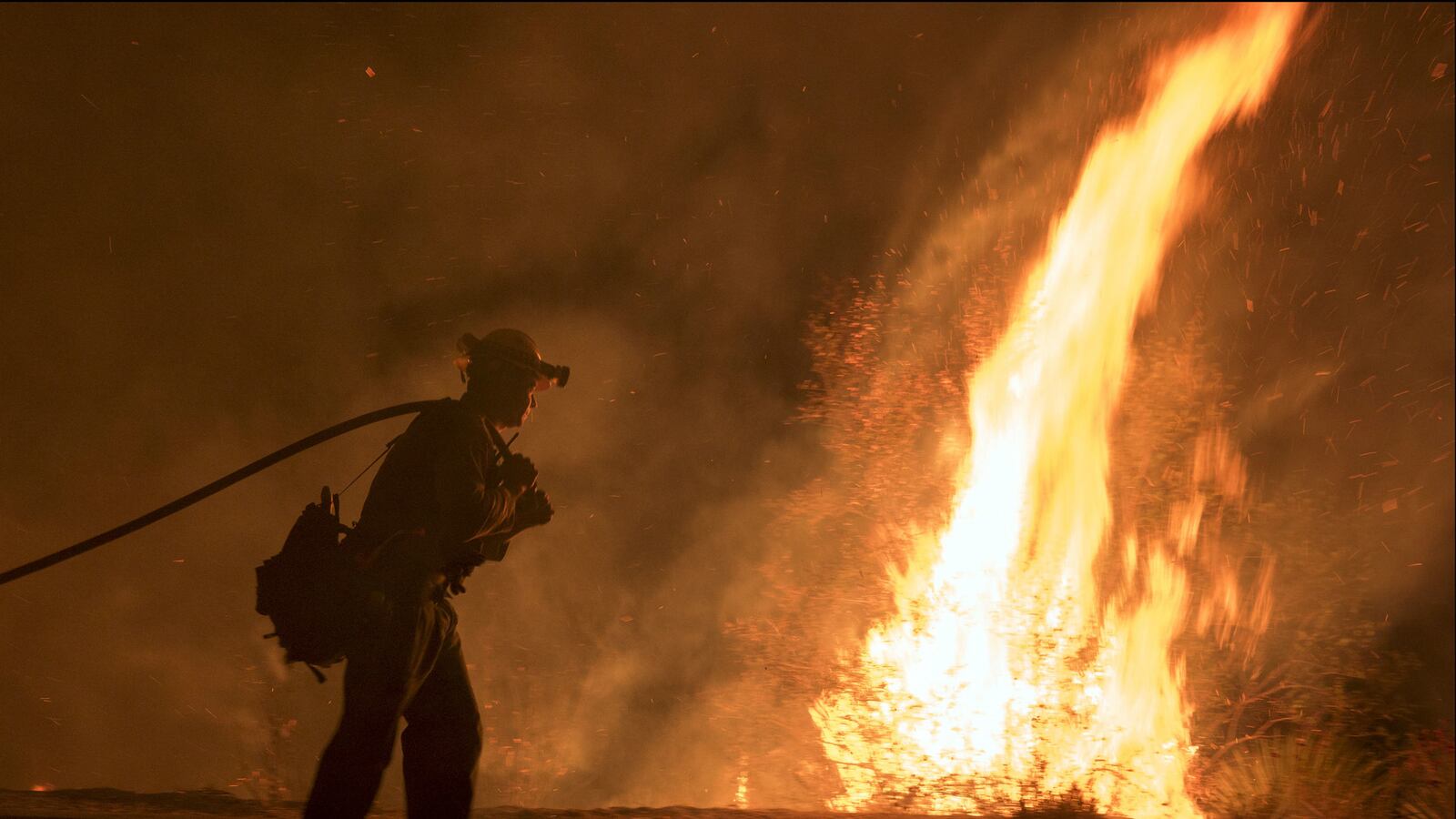 cheats/2015/08/19/3-firefighters-killed-in-wa-wildfire/150819-firefighter-cheat_j5paxq