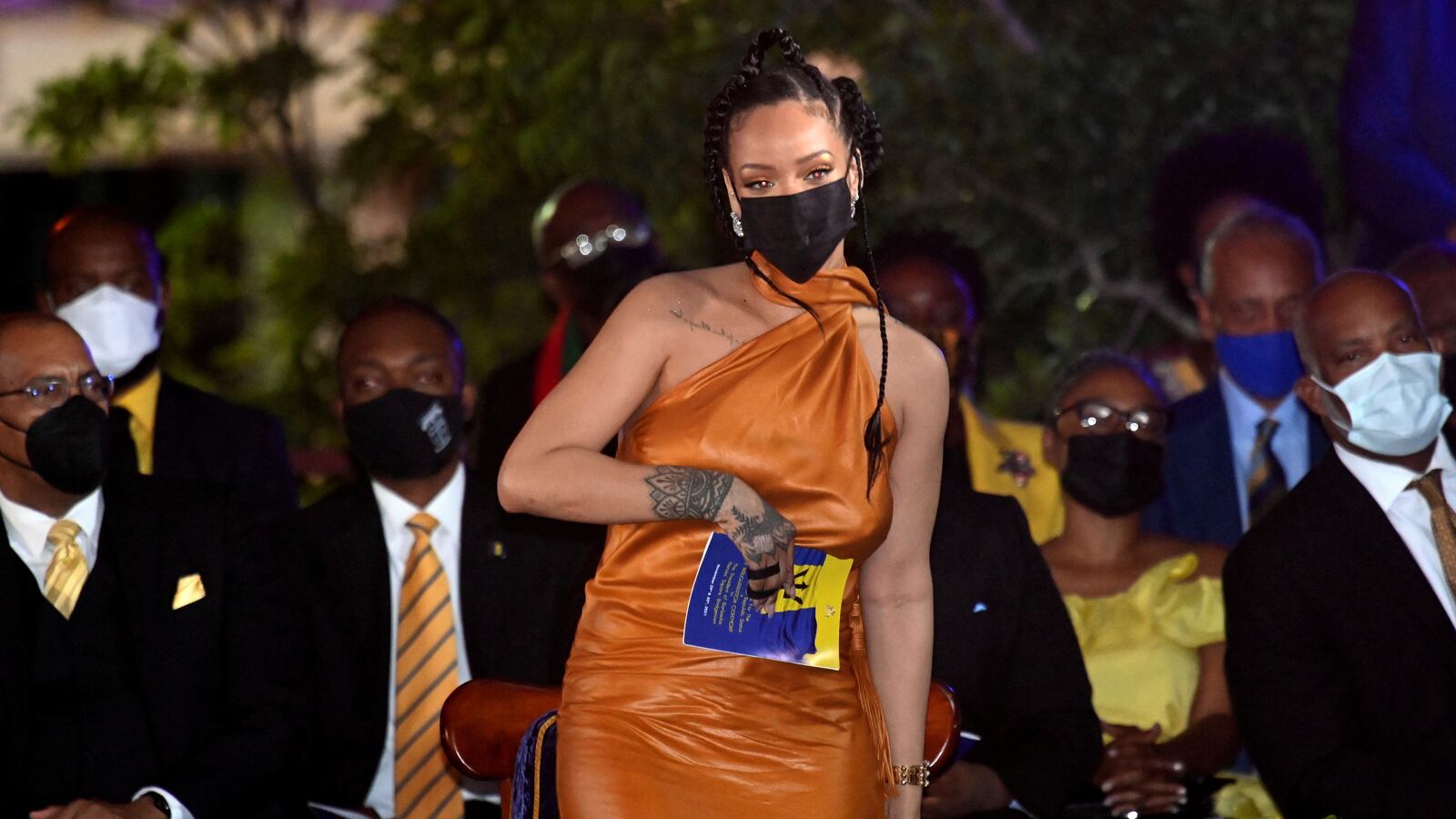 2021-11-30T052934Z_1400655748_RC2S4R9X1B6D_RTRMADP_3_BARBADOS-BRITAIN-CELEBRATIONS_hkupdl